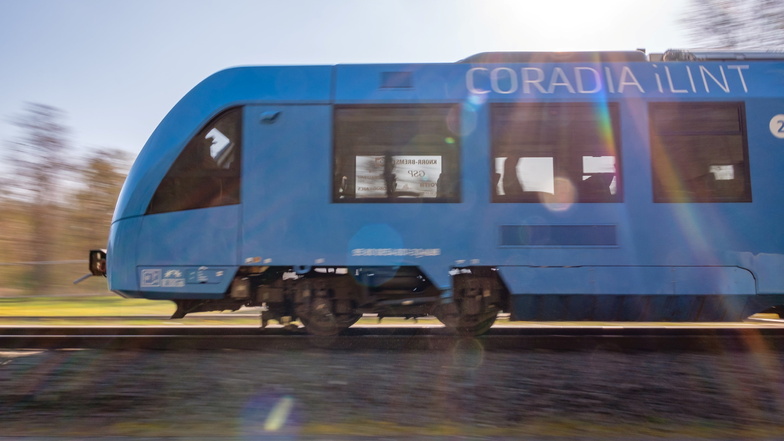 Ein Prototyp des Coradia iLint Wasserstofftriebzuges von Alstom in Bewegung. Die Vision: Straßenbahnen ohne Oberleitungen und CO2-Ausstoß, stattdessen eine Bahn mit Brennstoffzellenantrieb.