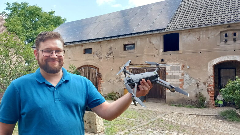 André Quehl aus Jacobsthal kontrolliert mit seiner Drohne die Funktionstüchtigkeit von Solardächern.