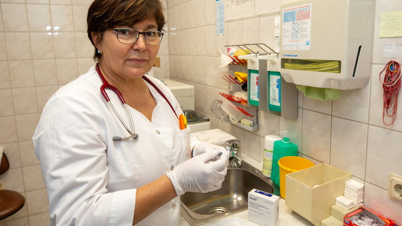 Am Limit: Hausärztin Petra Winkler aus Dohna impft gegen Corona. Aber sie muss auch ihre Praxisarbeit bewältigen - und Grippeschutzimpfungen vorbereiten.