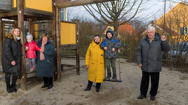 Familie Martsenko auf einem Spielplatz in ihrer neuen Nachbarschaft. Von links: Mutter Viktoria, Tochter Diana, Großmutter Zinaida, Schwiegermutter Vira Fedorenko, Sohn Jan und Großvater Volodymyr.