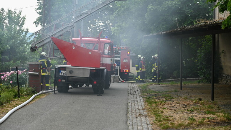 Die Feuerwehr löscht das Gebäude an der Nordstraße in Seifhennersdorf.