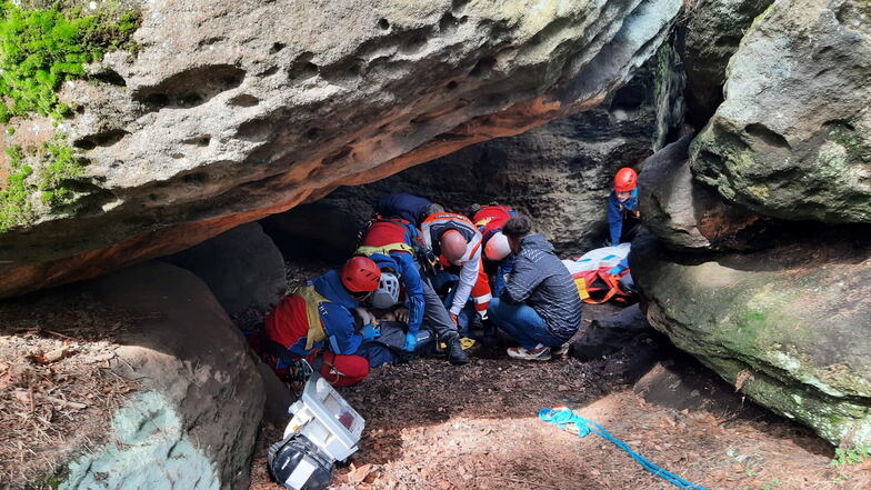Bergwächtler und Rettungskräfte versorgen einen abgestürzten Urlauber im Labyrinth bei Langenhennersdorf.