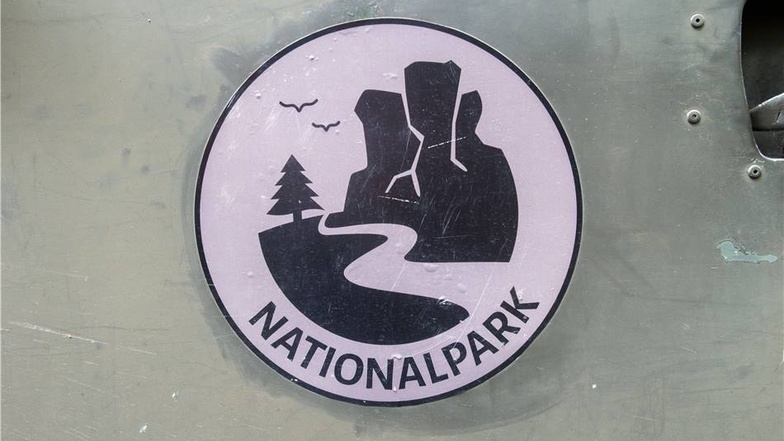 Da es sich um eine Produktion des öffentlich-rechtlichen Fernsehens handelt, dürfen keinerlei Marken und Logos im Film zu sehen sein. Das Nationalpark-Logo, das auf dem Auto und der Uniform der Ranger prangt, wurde extra für die TV-Reihe gestaltet. Das originale Logo des Nationalparks zeigt den Lilienstein und die Elbe.