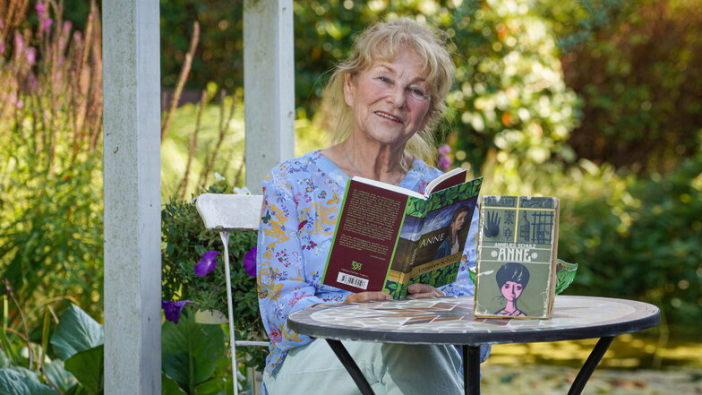 Die Oberlausitzer Autorin Annelies Schulz bereitet sich in ihrem Garten auf die ersten Lesungen mit ihrem Erfolgsroman „Anne“ vor. Über ein halbes Jahrhundert liegen zwischen der Erstausgabe und der Neuerscheinung.