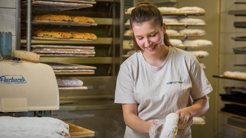 Stollenmädchen Lisa Zink macht ihre Ausbildung in der Feinbäckerei Hentschel in Dresden.