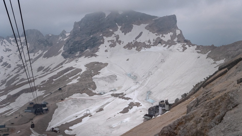Die Schneemassen schützen Gletscher vor Hitze. Langfristig werden sich in den bayerischen Alpen wohl aber keine Gletscher halten können.