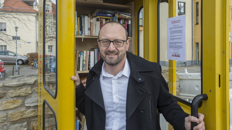 Sven Ditz ist Initiator einer Bücher-Austausch-Station in einer ausgedienten Telefonzelle am Dorfplatz in Pesterwitz.
