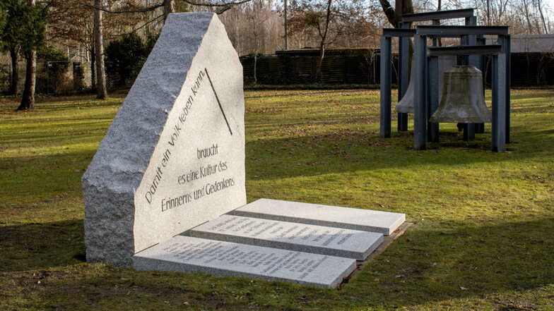 Neben den alten Glocken steht auf dem Heidenauer Nord-Friedhof nun ein weiteres Denkmal.