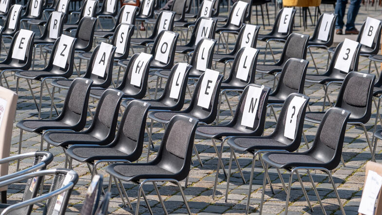 Leere Stühle werden am Freitag auf dem Bautzener Hauptmarkt stehen. Gastronomen und Hoteliers aus der Region wollen damit auf ihre Existenzangst in der Corona-Krise aufmerksam machen - so wie vor einer Woche in Dresden, wo dieses Foto entstand.