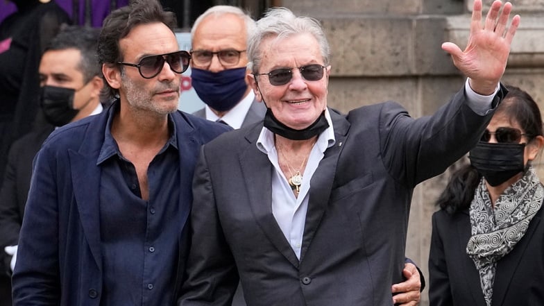 Alain Delon (r) und sein Sohn Anthony Delon (l),bei der Trauerfeier für Schauspieler Belmondo.