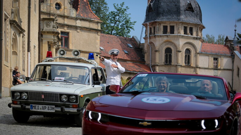 Die CC Rallye Sachsen kam am Sonnabend auch am Schloss Schönfeld an. Hier regelt Frank Stritzke aus Radeburg zum ersten Mal als Volkspolizist mit seinem Lada den Verkehr.