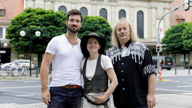 Birgit Beltle vom "Ideenfluß-Verein" - hier mit Marc Winkler (links) und Ralph Kunze - bittet nach einem Diebstahl um Spenden.