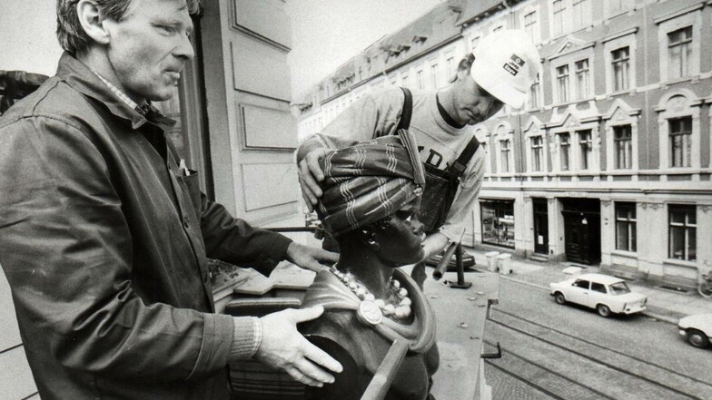 1993 bekam die Görlitzer Mohren-Apotheke an der Ecke Lutherplatz/Landeskronstraße ihr altes Wahrzeichen zurück. Jürgen Sander (l.) und Jens Trenkler von der Bau GmbH Görlitz setzten den Kopf wieder auf seinen angestammten Platz.