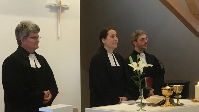 Sarah Zehme (M.) ist neue Pfarramtsleiterin im Kirchspiel, hier mit Konrad Adolph (r.) und Dietmar Pohl.