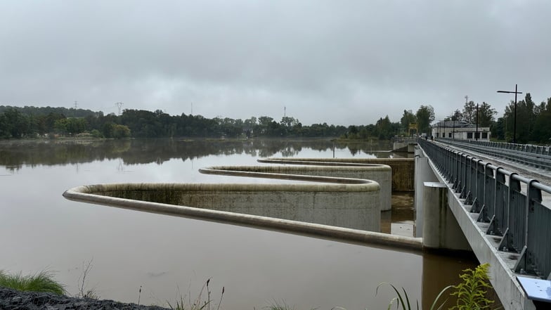 Der Witka-Stausee bei Niedow ist am Mittwochvormittag randvoll.