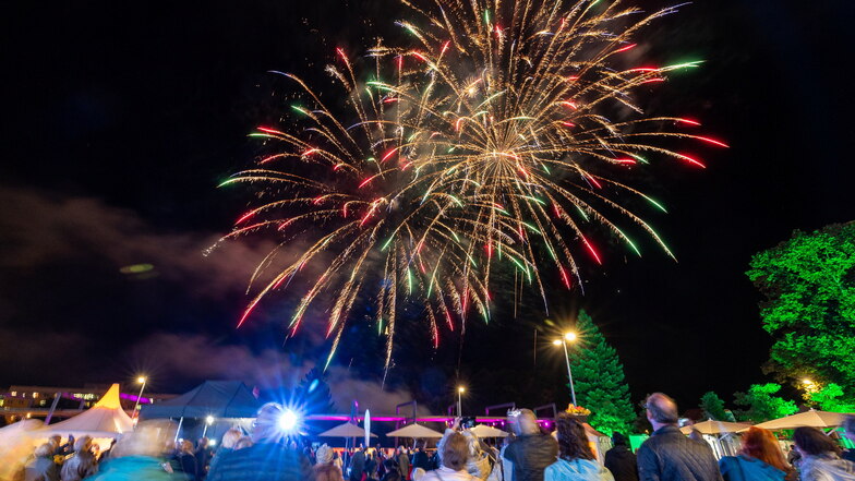 Mit einem Feuerwerk hat Freital seine Feier zum 100-jährigen Jubiläum eröffnet.