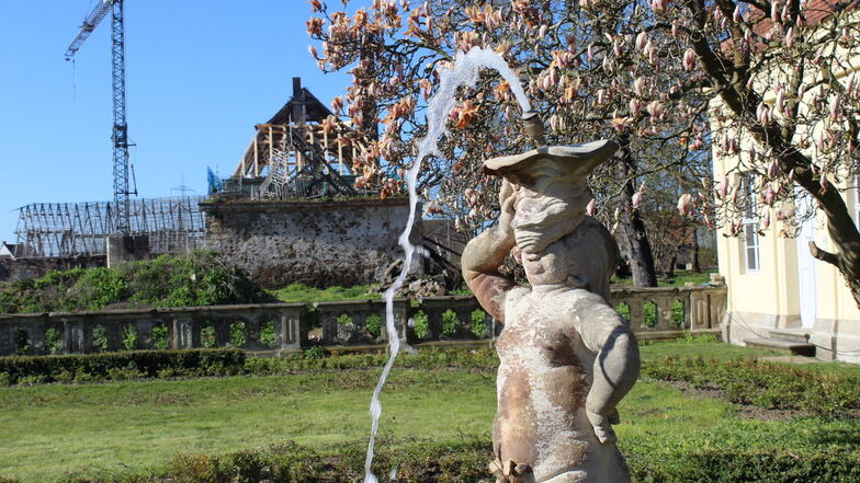 Einer der vier bereits erneuerten Springbrunnen im künftigen Ferienresort Schloss Tiefenau sprudelt seit Kurzem wieder.