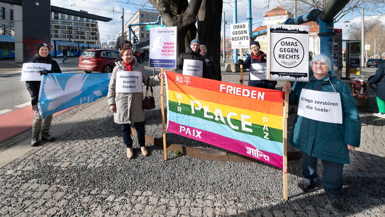 „Wir stehen weltweit vor Kriegen“: Demonstrantinnen der „Omas gegen Rechts“ am Postplatz.