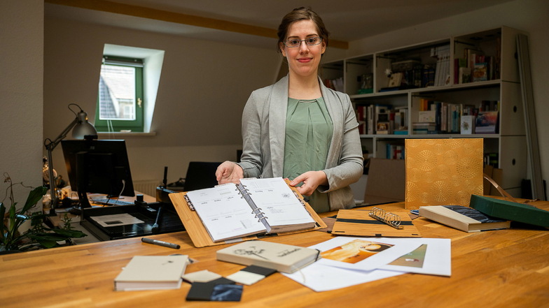 Claudia Döring stellt individuelle Bücher und Tagesplaner in Handarbeit her.