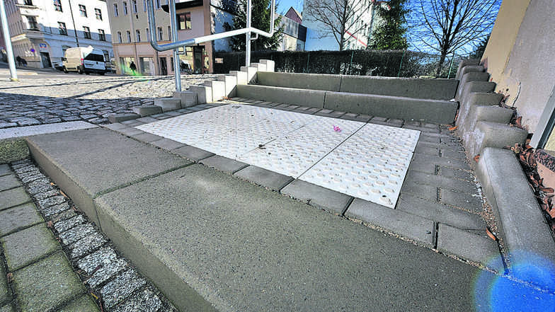 Problem 2: Am Brückenplatz sind neue Treppen entstanden. Vor der unteren fehlt das Noppenfeld, das Sehbehinderte auf Hindernisse und Gefahren hinweist. 