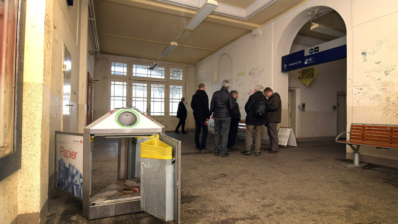 Im Wartesaal des Bahnhofs hält sich keiner gerne auf. Die Seitentüren zu den Bahnsteigen sind seit Jahren verschlossen.