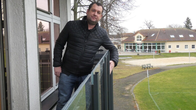 Das gibt es so schnell nicht wieder: Daniel Eichler vom Königswarthaer Sportverein steht hier auf dem Balkon des Sprecherturms am Sportplatz, dessen Geländer von einer Photovoltaikanlage gebildet wird.