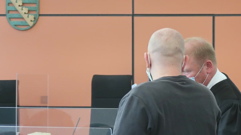 Für den 37-jährigen Angeschuldigten, hier mit seinem Verteidiger Andreas Gumprich (r.), geht es in seinem Prozess am Landgericht Dresden um die Frage, ob er in einer psychiatrischen Klinik untergebracht werden muss.