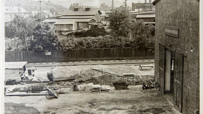 Ende der 50er-Jahre wurde der Bunker schon einmal freigelegt. Er liegt im Graben in der Mitte des Bildes. Das Foto stammt aus der Betriebschronik des damals hier ansässigen VEB Glasmaschinenbau.