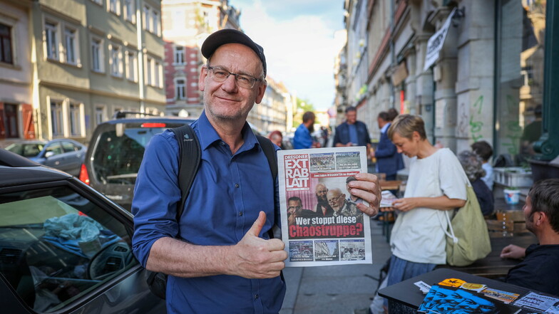 Johannes Lichdi von den Dissidenten verteilt vor dem "Daneben" in der Neustadt eine extra gedruckte Dissidenten-Zeitung.