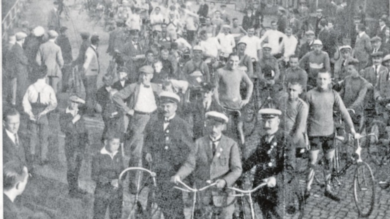 Mitglieder radelnder Freitaler Gemeinschaften starten im Herbst 1924 von dem Restaurant Kippenhahn, Wilsdruffer Straße (später „Wilsdruffer Eck“) zu einem 50-km-Rennen.