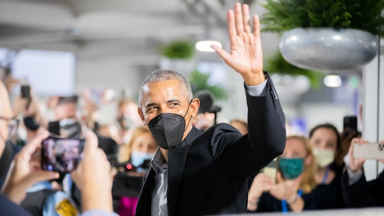 Barack Obama, Ex-Präsident der USA, winkt, als er zur UN-Klimakonferenz COP26 kommt. In Glasgow ringen rund 200 Staaten für zwei Wochen darum, das Ziel, die Erderwärmung auf 1,5 Grad im Vergleich zur vorindustriellen Zeit zu begrenzen, noch zu erreichen.