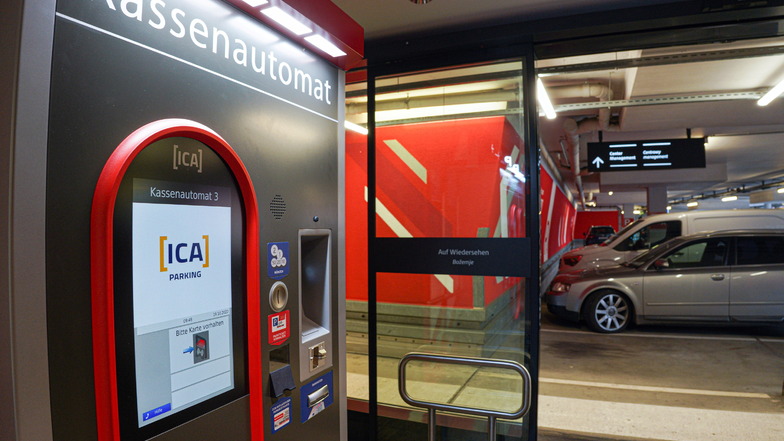 Unbekannte knacken Kassenautomaten in Parkhaus - 20.000 Euro Schaden