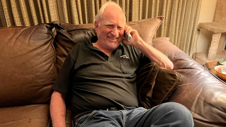 Der Physiker John F. Clauser spricht in seinem Haus mit Reportern am Telefon.