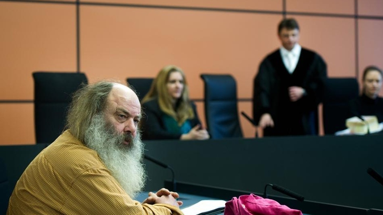 Der 59-Jährige hat im Gerichtsaal des Amtsgerichtes Platz eingenommen. Im Hintergrund Richter Ulrich Stein.