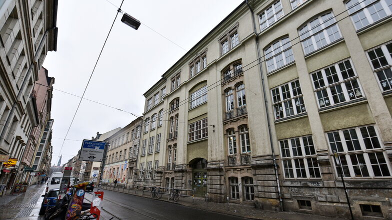 17 Schüler und eine Beschäftigte haben sich an der 15. Grundschule in der Dresdner Neustadt mit dem Coronavirus infiziert.
