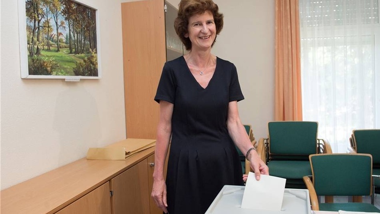 Stange bei der Abgabe ihrer Stimme in einem Wahlbüro in Altfranken.
