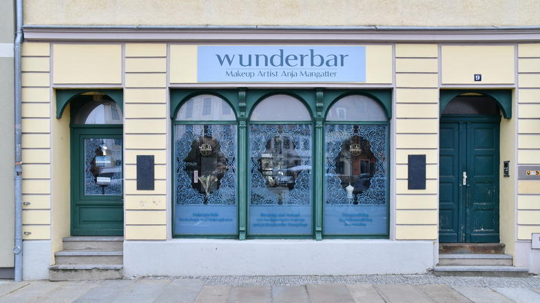 Die "Wunderbar" am Radeberger Markt mit ihren auffälligen Ornamenten ist nicht zu übersehen. Die Schaufenster wurden liebevoll mit eigens angefertigten Folien gestaltet.