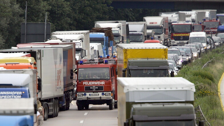 Rettungsgassen auf Autobahnen sind Einsatzfahrzeugen vorbehalten. Auf der A4 zwischen Ohorn und Pulsnitz hielt sich ein Autofahrer in der Nacht zu Mittwoch nicht daran.