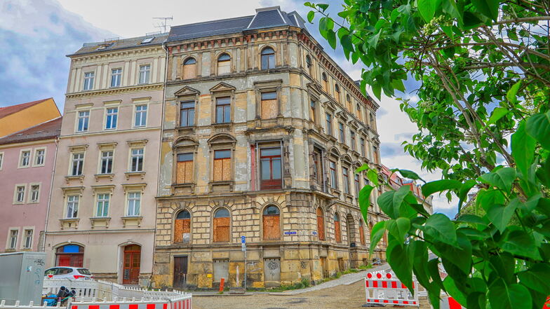 Die ehemalige Jugendzahnklinik in Zittau macht einen bedauernswerten Eindruck. Weil der Eigentümer nicht investierte, hat die Stadt das Gebäude jetzt zurückgekauft.