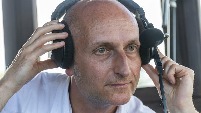 Rennbahnkommentator Gunther Barth behält immer die Kopfhörer auf – und den Durchblick.