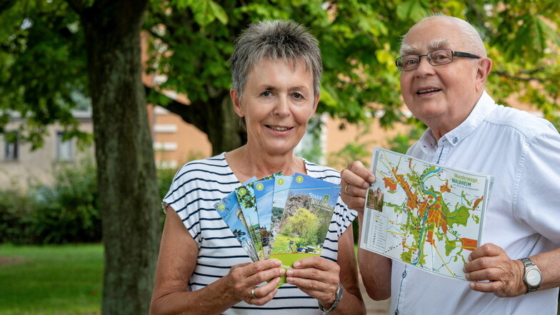 Gisela Groschopp und Karl Schuster vom Verschönerungsverein zeigen die neuen Wanderwegs-Flyer für Waldheim.