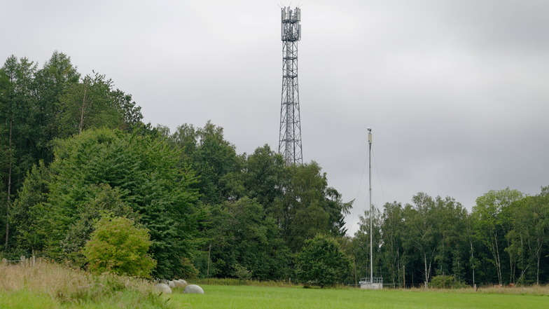 Diese Masten, an denen die drei Netzbetreiber Telekom, O2 und Vodafone Antennen haben, sollen ein 4G-Funkloch schließen, das bisher rund um das Dorf Mehren bestanden hat.