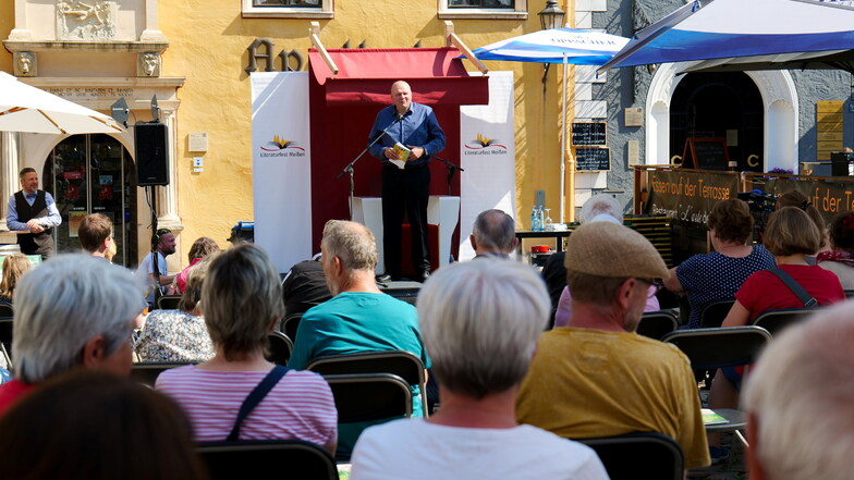 Der Kabarettist Peter Flache verstand es, zur Eröffnung des 13. Literaturfestes am Freitagnachmittag seinen Zuschauern auf dem Markt so machen Lacher zu entlocken. Er gab Kurzgeschichten und Gedichte aus seinen Büchern und Programmen sowie Lieder zum Be