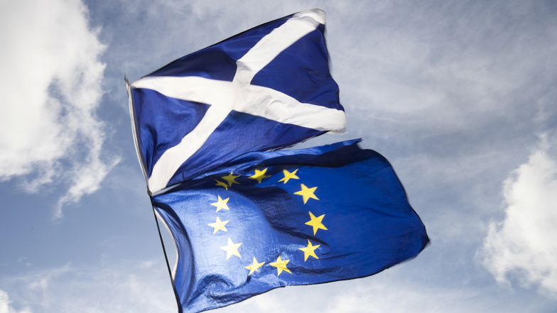 Die Flaggen von Schottland und Europa wehen im Wind.