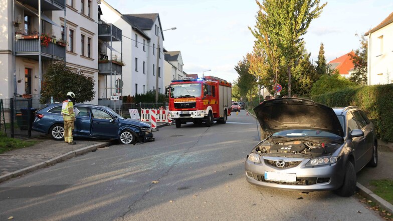 Bei einem Verkehrsunfall in Dresden-Leuben entstand am späten Dienstagnachmittag ein hoher Sachschaden an zwei Autos, ein Mann wurde leicht verletzt.