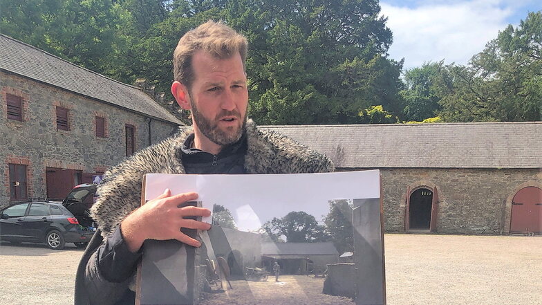 James McKay, Chef von Winterfell Tours, steht im Innenhof der Wirtschaftsgebäude des Castle Ward in Strangford. Hier war in GoT der Sitz der mächtigen Familie Stark.