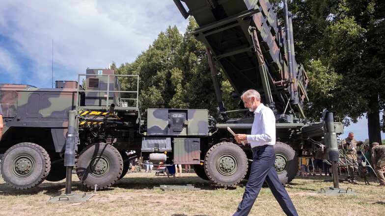 Sachsens Innenminister Armin Schuster vor dem "Patriot"-System auf der "Blaulichtmeile", er verteidigt die Bundeswehr in der Diskussion um Waffen auf dem Stadtfest.