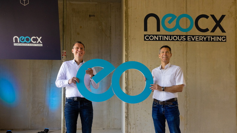 Das neue Logo erinnert an das Zeichen für Unendlichkeit: Tracetronic-Chef Rocco Deutschmann (links) und VW-Manager Axel Heinrich bauen in Dresden eine gemeinsame Firma auf.