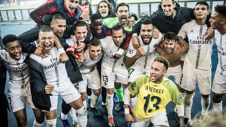 Neymar sticht heraus – sogar beim mannschaftlichen Jubel nach dem Titelgewinn mit Paris St. Germain im gelben Trikot.
