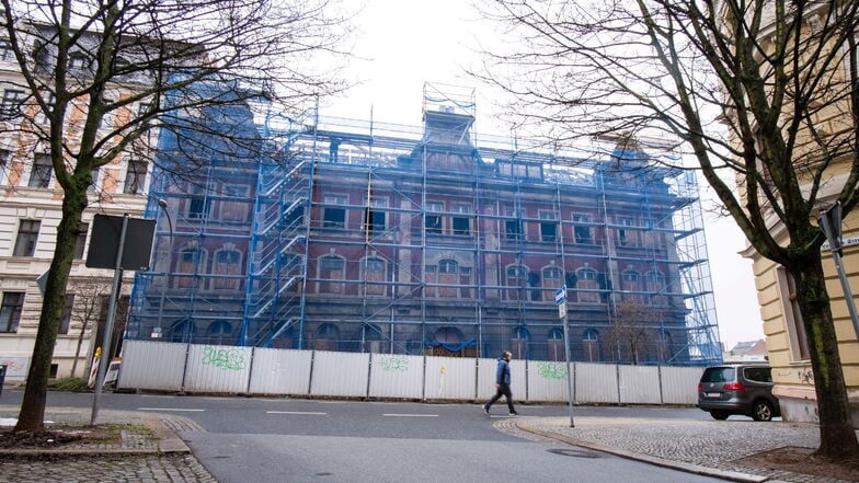 Hier soll es künftig voller werden: In der Rauschwalder Straße entsteht die neue Oberschule. Noch sind es aber Sicherungsarbeiten, die für das Baugerüst sorgen.